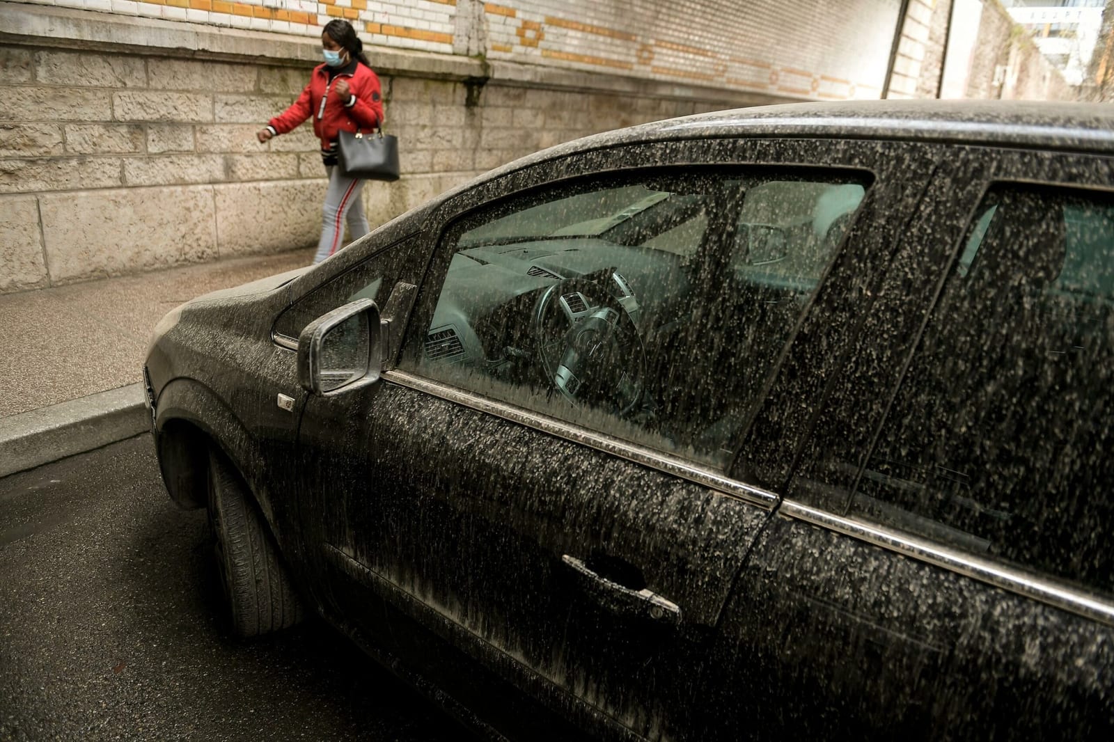 Pluie de sable du Sahara : comment bien nettoyer sa voiture sans abîmer la carrosserie de sa voiture